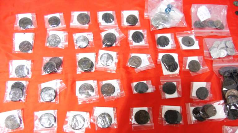 Σέρρες: Πατέρας και κόρη συνελήφθησαν για αρχαιοκαπηλία - Βρέθηκαν 547 αρχαία νομίσματα του 4ου αιώνα π.Χ. [εικόνες]