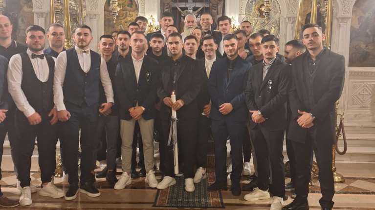 Συγκινητική βάφτιση στο Ναύπλιο: 20χρονος έγινε Χριστιανός με... 27 νονούς [εικόνες]