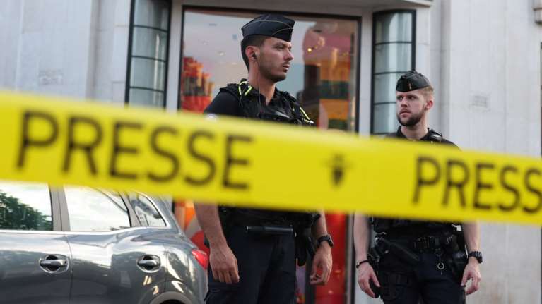 Νέος συναγερμός στη Γαλλία: Επίθεση με μαχαίρι εναντίον αστυνομικού στο Παρίσι - Νεκρός από πυρά ο δράστης