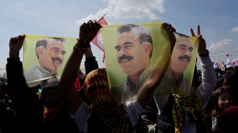 Τουρκία: Στο Ιμραλί αντιπροσωπεία του DEM για το &quot;ιστορικό μήνυμα&quot; του Οτσαλάν - Θα ζητήσει από το ΡΚΚ να καταθέσει τα όπλα