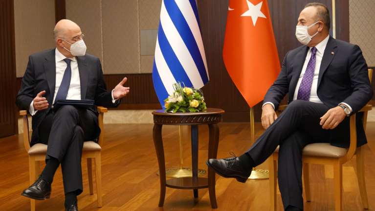 Κόντρα Δένδια - Τσαβούσογλου: To Twitter αποθεώνει τον Ελληνα ΥΠΕΞ - &quot;Γλέντησε κανονικότατα τον Μεβλούτ&quot;