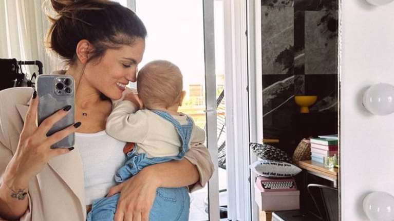 Η Μαίρη Συνατσάκη πέρασε μια δύσκολη νύχτα με την κόρη της και όλες οι νέες μαμάδες την κατάλαβαν [εικόνες]