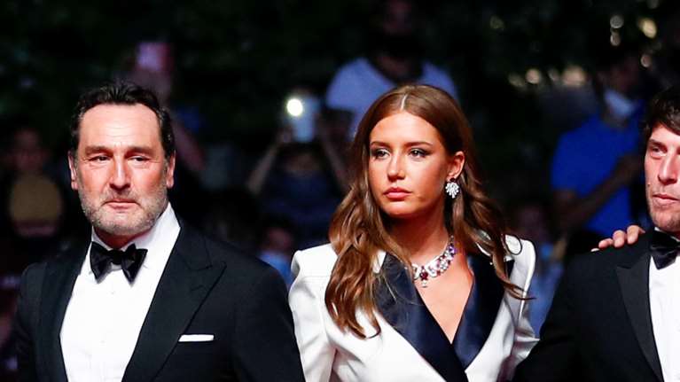 Κάννες: Η Αντέλ Εξαρχόπουλος, λαμπερή και σέξι με tuxedo dress Louis Vuitton, στο φεστιβάλ