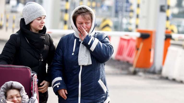 Φεύγουν με κάθε τρόπο από την Ουκρανία: Παιδιά με χαμένο βλέμμα και γυναίκες με δάκρυα στα μάτια - Συγκλονιστικές εικόνες