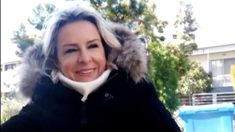 Σούζυ Καζαντζίδου: Ραγίζει καρδιές το &quot;αντίο&quot; της κόρης της - Στο Κοκκινοχώρι Καβάλας η κηδεία της δημοσιογράφου