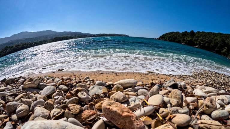 Καιρός: Υψηλές θερμοκρασίες για την εποχή και άνεμοι έως 6 μποφόρ σήμερα