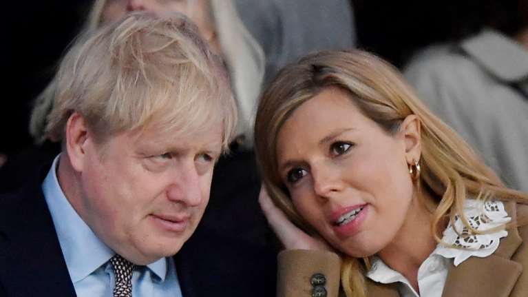 Ο Μπόρις Τζόνσον έγινε μπαμπάς - Η σύντροφός του Κάρι Σίμοντς γέννησε το πρώτο τους παιδί