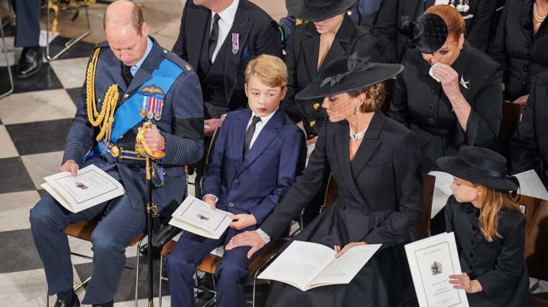 Στην άκρη ο πρίγκιπας Τζορτζ: Δεύτερος στη σειρά διαδοχής μόνο στα χαρτιά - Γιατί ο πρίγκιπας Χάρι &quot;περνά&quot; στη δεύτερη θέση