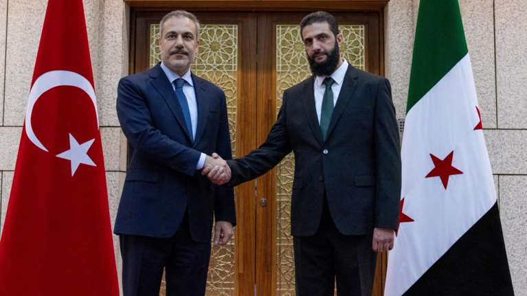 Συρία: Στη Δαμασκό ο  Χακάν Φιντάν - Εβαλε κοστούμι και γραβάτα ο Αλ Τζολάνι για να τον υποδεχθεί