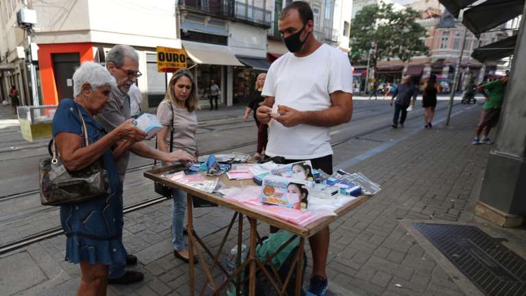 Σε υποχρεωτική καραντίνα ολόκληρη η Αργεντινή - Κλείνει τα σύνορα η Βραζιλία