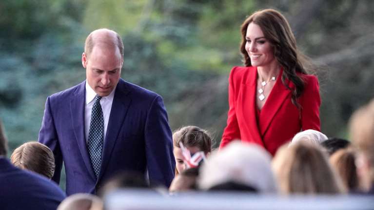 Η στιγμή που ο Γουίλιαμ σνόμπαρε τη βασίλισσα Καμίλα: Το βίντεο που κάνει τον γύρο του διαδικτύου