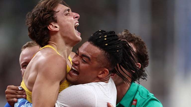 Συγκλονιστικό: H στιγμή που ο Ντουπλάντις πέφτει στην αγκαλιά του Καραλή μετά το παγκόσμιο ρεκόρ στο επί κοντώ [βίντεο]