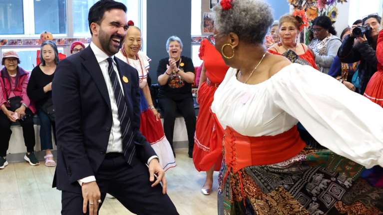 Ο αντι-Τραμπ Μαμντάνι: Γιος Ινδών που γεννήθηκε στην Ουγκάντα, ετοιμάζεται για  δήμαρχος Ν.Υόρκης