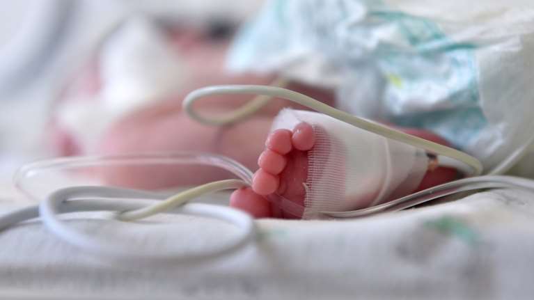 Αστυνομικοί πρότειναν να βαφτίσουν το βρέφος που έσωσαν μετά τη γέφυρα ζωής από την Πτολεμαϊδα [βίντεο]