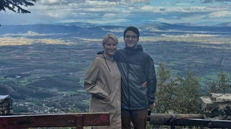 Νατάσα Παζαΐτη: Στο χωριό της στα Τρίκαλα μαζί με τον γιο της - Ξεναγήθηκαν στο Μουσείο Τσιτσάνη [εικόνες]