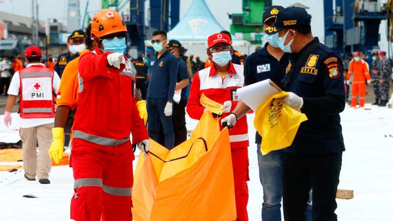 Ινδονησία: Εντοπίστηκαν τα μαύρα κουτιά του μοιραίου Boeing - Δείγμα DNA από τους συγγενείς για την αναγνώριση