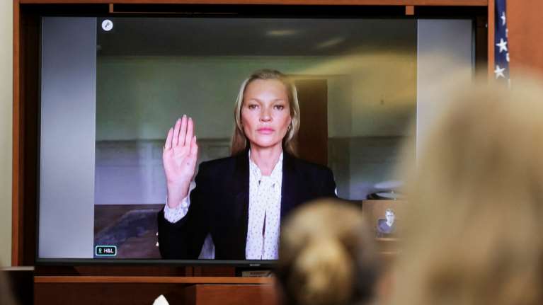 Η Κέιτ Μος έδωσε τη χαριστική βολή στην Άμπερ Χερντ μέσα σε τρία λεπτά: Ποτέ δεν με χτύπησε ο Τζόνι Ντεπ