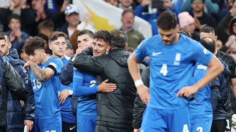 Συγκλονιστικές εικόνες: Η στιγμή που οι διεθνείς με δάκρυα στα μάτια πηγαίνουν στους οπαδούς με τη φανέλα του Μπάλντοκ