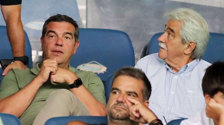 Στον ΣΥΡΙΖΑ ψάχνουν μέρες τον Τσίπρα και τελικά έκανε εμφάνιση- Πήγε στο ΟΑΚΑ για να δει τον Παναθηναϊκό