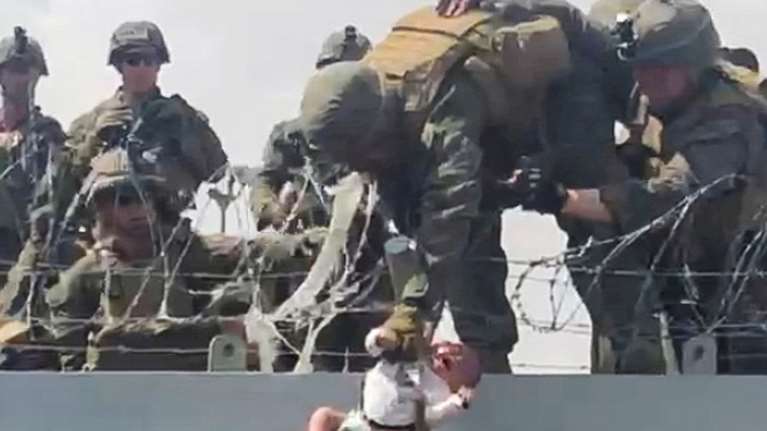 Αφγανιστάν: Τουλάχιστον επτά άνθρωποι ποδοπατήθηκαν μέχρι θανάτου, έξω από το αεροδρόμιο της Καμπούλ