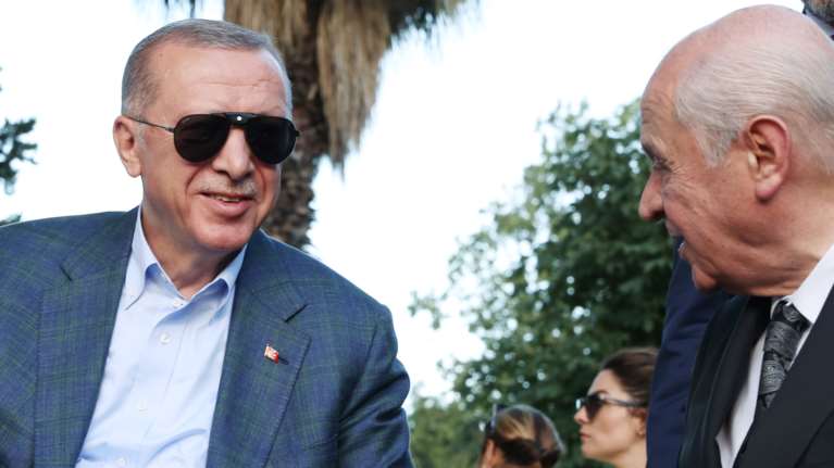 Σάλος στην Τουρκία με τα πανάκριβα γυαλιά Cartier του Ερντογάν: Πάνω από 3.100 ευρώ η αξία τους