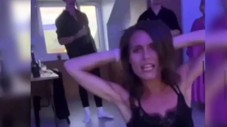 Φινλανδία: Σάλος με την 36χρονη πρωθυπουργό που χορεύει, πίνει και τραγουδά σε πάρτι [βίντεο]