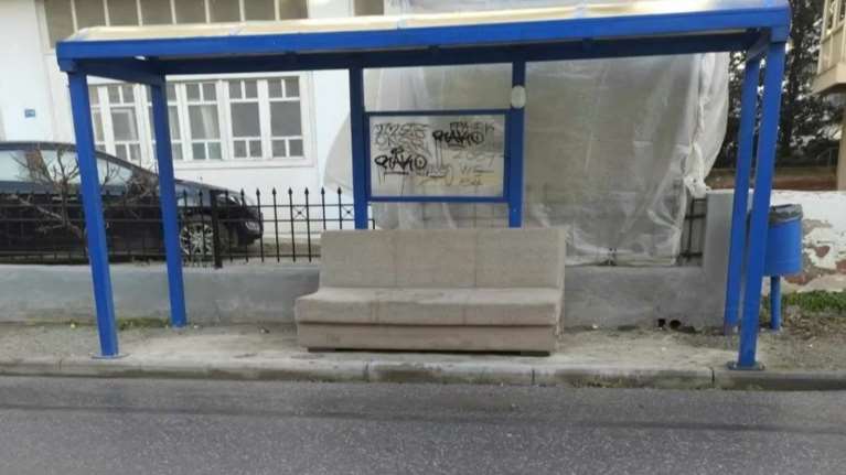 Θεσσαλονίκη: Έβαλαν...καναπέ αντί για παγκάκι σε στάση του ΟΑΣΘ - Το μάζεψε ο δήμος [βίντεο]