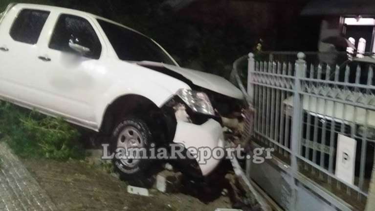 Λαμία: Φορτηγάκι εκτός ελέγχου ξήλωσε τα πάντα και καρφώθηκε σε μάντρα σπιτιού [εικόνες - βίντεο]