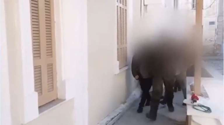 Φλώρινα: Προφυλακιστέα η 57χρονη για τον βαρύ οπλισμό - &quot;Ο πατέρας μου είναι εθνοφύλακας και βραβευμένος σκοπευτής&quot; λέει ο γιος