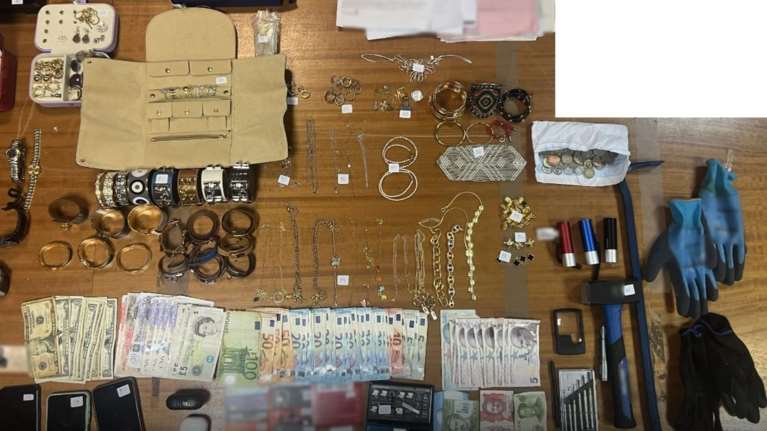 Αττική: Εξαρθρώθηκε συμμορία Χιλιανών που &quot;άδειαζε&quot; πολυτελείς κατοικίες σε βόρεια και νότια προάστια - Πάνω από 400.000 ευρώ η &quot;λεία&quot;