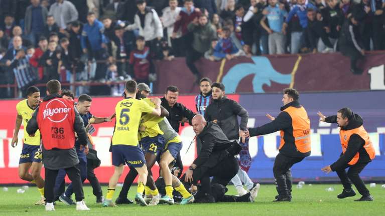 Σοκ στην Τουρκία από το ξύλο μεταξύ παικτών της Φενέρ και οπαδών της Τραμπζονσπόρ - &quot;Σε ποιον αιώνα ζούμε;&quot; [Εικόνες - Βίντεο]