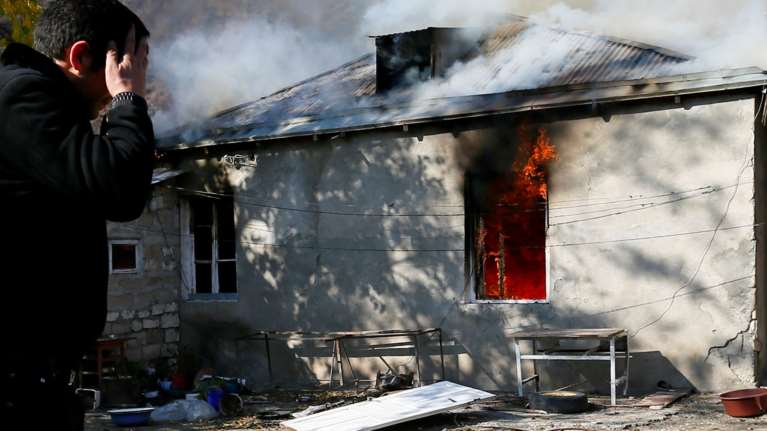 Ναγκόρνο Καραμπάχ: Οι Αρμένιοι εγκαταλείπουν τις εστίες τους- Καίνε σπίτια, εκκλησίες και ξεθάβουν τους νεκρούς τους