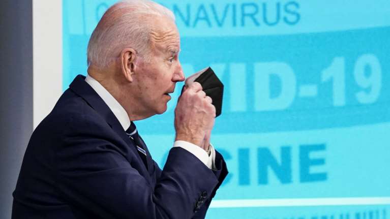 ΗΠΑ: Οχι στον γενικό υποχρεωτικό εμβολιασμό εργαζομένων - Χαστούκι από το Ανώτατο Δικαστήριο στον Μπάιντεν