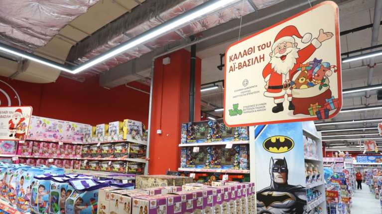 Αντίστροφη μέτρηση για τα εορταστικά καλάθια - Ποια προϊόντα θα περιλαμβάνουν