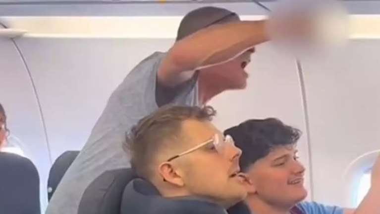 Πανικός σε πτήση της Easy Jet από Λονδίνο για Κω: Μεθυσμένος επιβάτης επιχείρησε να εισβάλει στο πιλοτήριο [βίντεο]