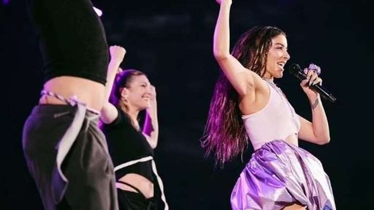 To BBC αποθεώνει το Zari και την Μαρίνα Σάττι: Αvant-garde ηχητικό κολάζ με τύμπανα, reggaeton και ζουρνά