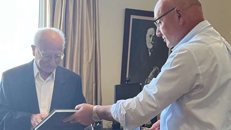 Πανεπιστήμιο Κρήτης: 88χρονος πήρε πτυχίο και τον τίμησε ο πρύτανης [Εικόνες]