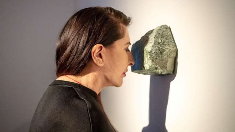 Marina Abramović: "Δεν μπορούμε να δούμε την πανδημία ως μια απελπιστική κατάσταση, πρέπει να διατηρήσουμε το χιούμορ μας"