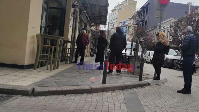 Θεσσαλονίκη: Ουρές για ένα καφέ take away λόγω της απεργίας στην εστίαση [εικόνες]