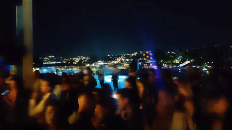 Πάρτι με ναρκωτικά και δυνατή μουσική σε πολυτελή βίλα της Μυκόνου - 15 συλλήψεις από την ΕΛΑΣ [βίντεο]