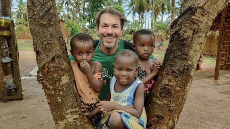 Θεσσαλονίκη: Απόστρατος ταξιδεύει σε όλο τον κόσμο και προσφέρει φιλανθρωπικό έργο σε φτωχές κοινότητες