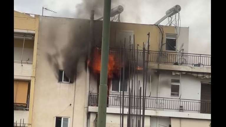 Φωτιά σε διαμέρισμα στους Αγίους Αναργύρους [βίντεο]