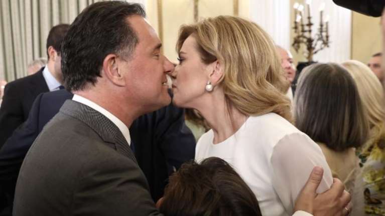 Το τρυφερό φιλί της Ευγενίας Μανωλίδου στον Άδωνι μετά την ορκωμοσία - Με τους γιους τους στο Προεδρικό Μέγαρο