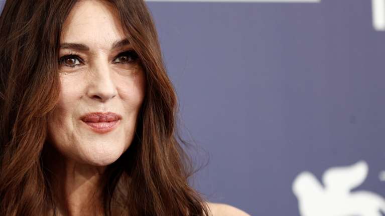 Πανέμορφες και πολύτιμες: Η Μόνικα Μπελούτσι και η κόρη της με πανάκριβα περιδέραια Cartier που τονίζουν τη φυσική ομορφιά τους