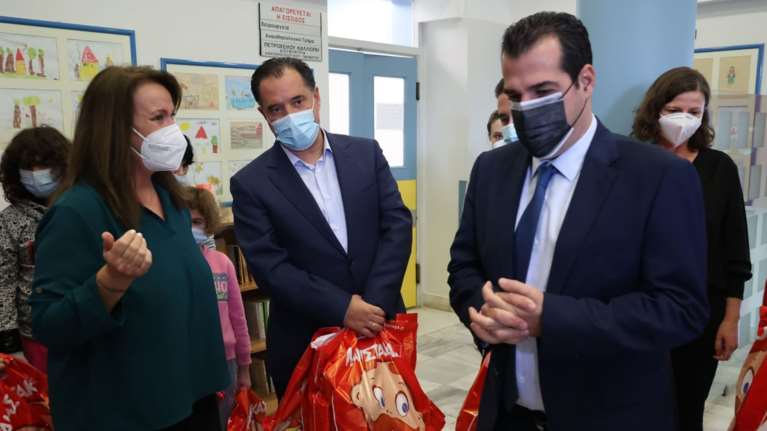 Γεωργιάδης και Πλεύρης στο Νοσοκομείο Παίδων Πεντέλης: Μοίρασαν παιχνίδια στα παιδιά