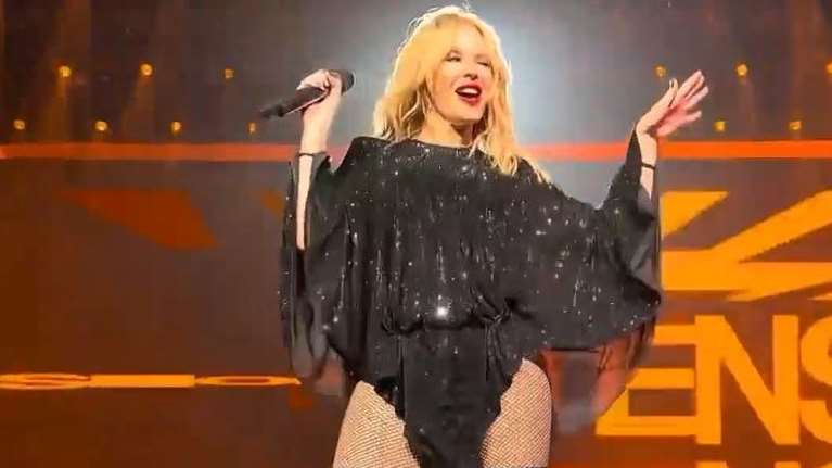 Κάιλι Μινόγκ: &quot;Μου αρέσουν όλα στην Ελλάδα&quot; - Aποθεώθηκε στη συναυλία στην Πλατεία Νερού [βίντεο]