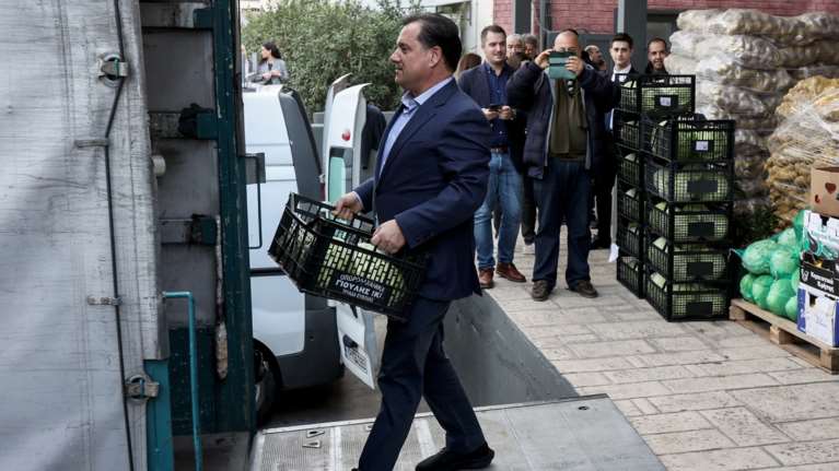 Στη Λαχαναγορά του Ρέντη ο Άδωνις Γεωργιάδης: Κουβάλησε τελάρα με φρούτα και λαχανικά [εικόνες]