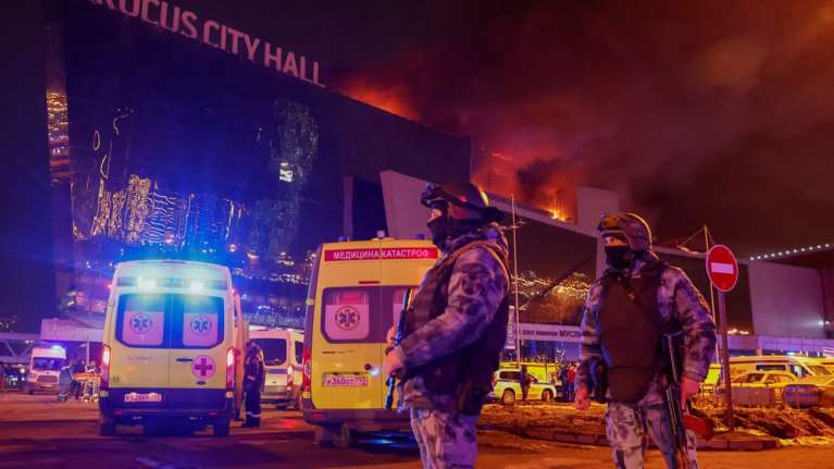 Μακελειό στη Μόσχα: Ο Μεντβέντεφ απειλεί την Ουκρανία &quot;αν αποδειχθεί ότι ευθύνονται αυτοί&quot; - &quot;Δεν έχουμε καμία σχέση&quot;