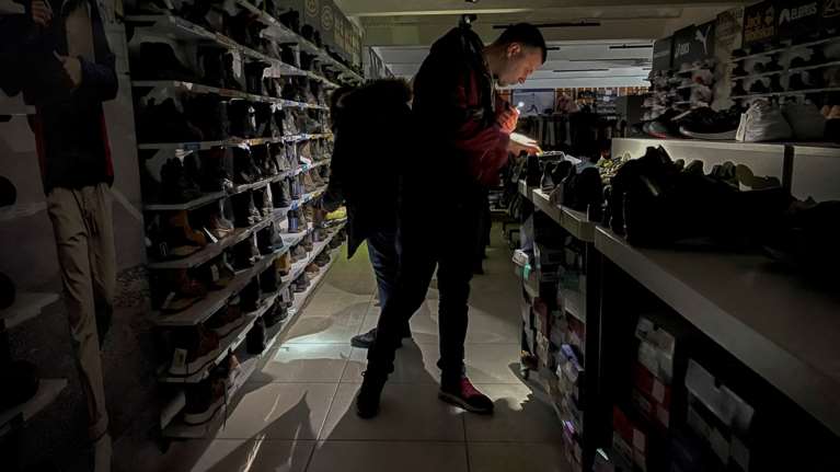 Ουκρανία: Στο Κίεβο χιονίζει και εκατομμύρια παραμένουν χωρίς ηλεκτρικό ρεύμα