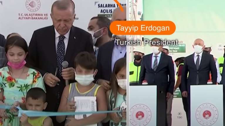 &quot;Τούρκος&quot; ο Ερντογάν με έναν πιτσιρικά που έκοψε... πρώτος την κορδέλα σε τελετή εγκανίων [βίντεο]
